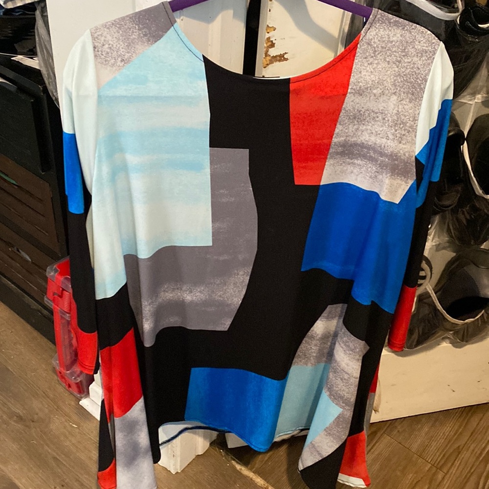 Color block flowing tunic with 3/4 sleeves. Size 2x. Red, black, grey and blue